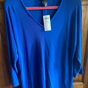 V neck three quarter sleeves.Traveler’s silk